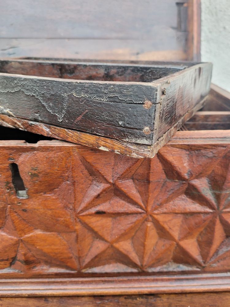 Cassapanca in legno intagliato, opera italiana o coloniale, XIX secolo