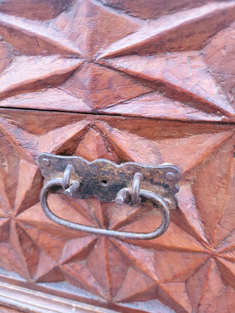 Cassapanca in legno intagliato, opera italiana o coloniale, XIX secolo