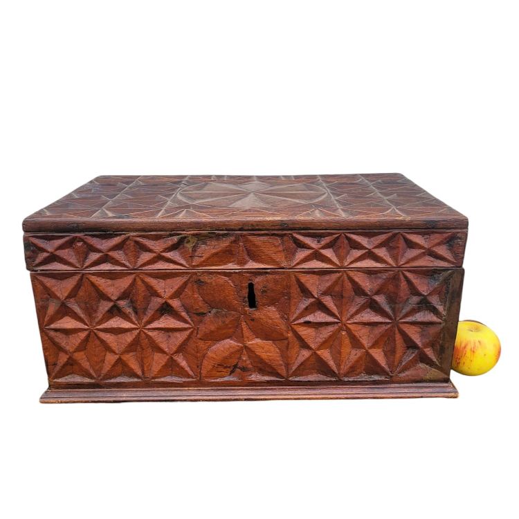 Cassapanca in legno intagliato, opera italiana o coloniale, XIX secolo