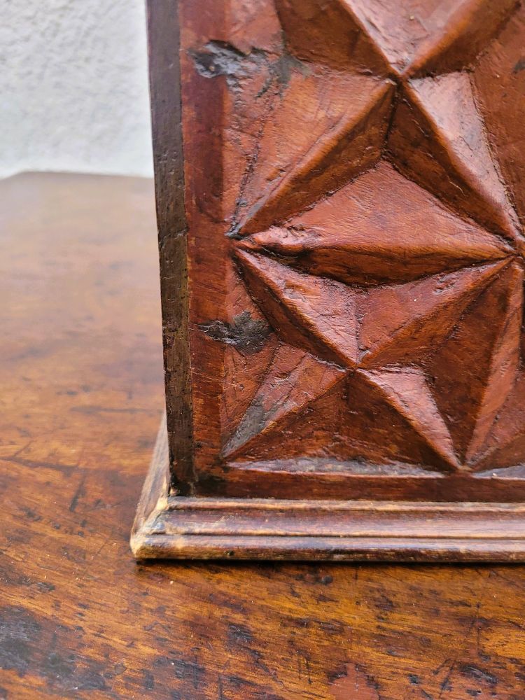 Cassapanca in legno intagliato, opera italiana o coloniale, XIX secolo
