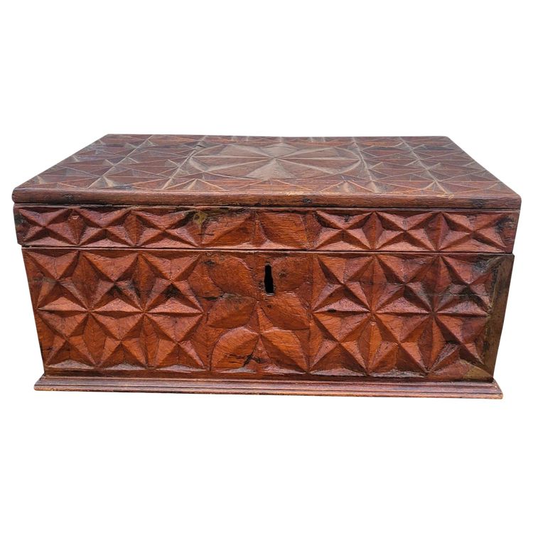Cassapanca in legno intagliato, opera italiana o coloniale, XIX secolo