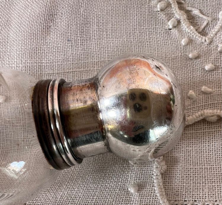 Flacon à liqueur Art Nouveau en cristal gravé et argent massif – Poinçon Minerve – France, XIXe