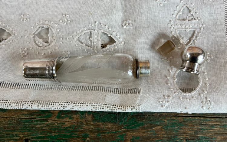 Flacon à liqueur Art Nouveau en cristal gravé et argent massif – Poinçon Minerve – France, XIXe