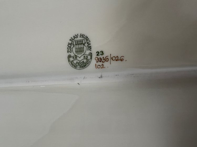 Set di 12 piatti da dessert e 2 piatti grandi - Porcelaine Zsolnay Pécs - Farfalla con disegno floreale