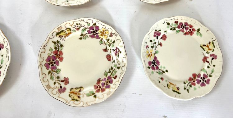 Set di 12 piatti da dessert e 2 piatti grandi - Porcelaine Zsolnay Pécs - Farfalla con disegno floreale