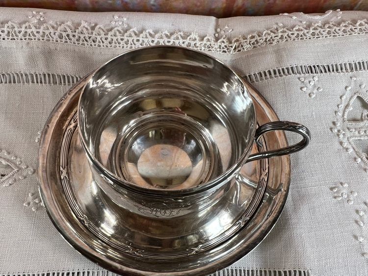 Tazza e piattino in argento massiccio - Maison Boulenger - Monogramma - Punzone Minerve - Fine XIX sec.