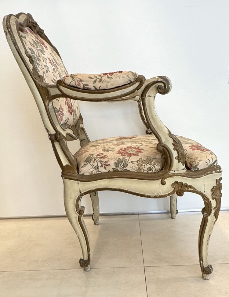 Deux fauteuils en bois laqué et doré, Lombardie, XVIIIe siècle