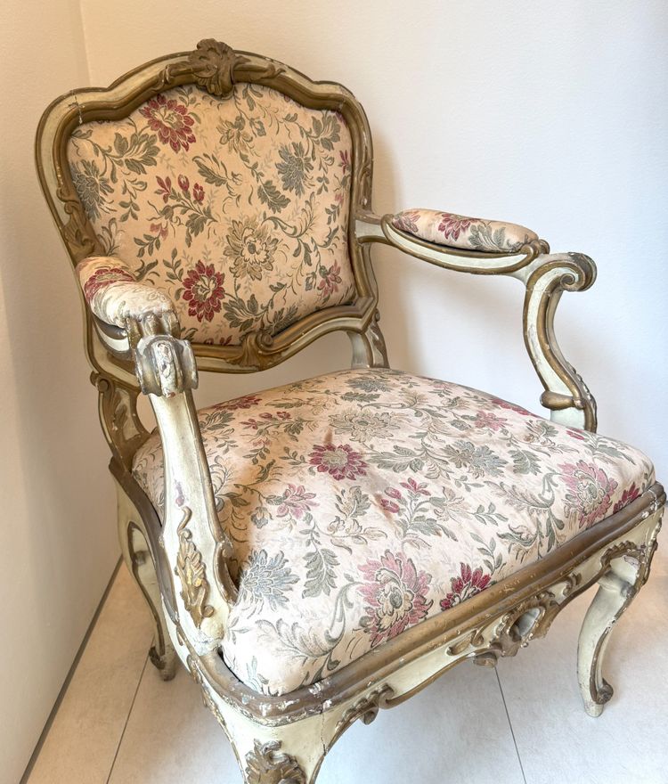 Deux fauteuils en bois laqué et doré, Lombardie, XVIIIe siècle