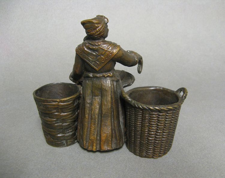 Pyrogène En Bronze XIXe. La Marchande De Poissons.