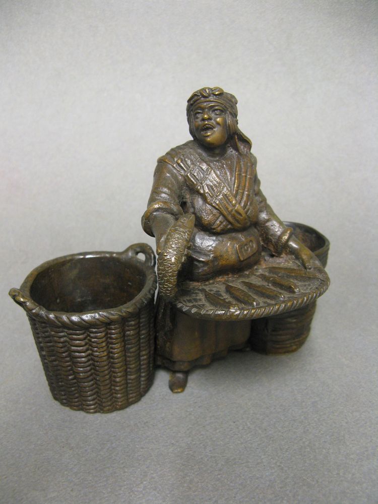Pyrogène En Bronze XIXe. La Marchande De Poissons.