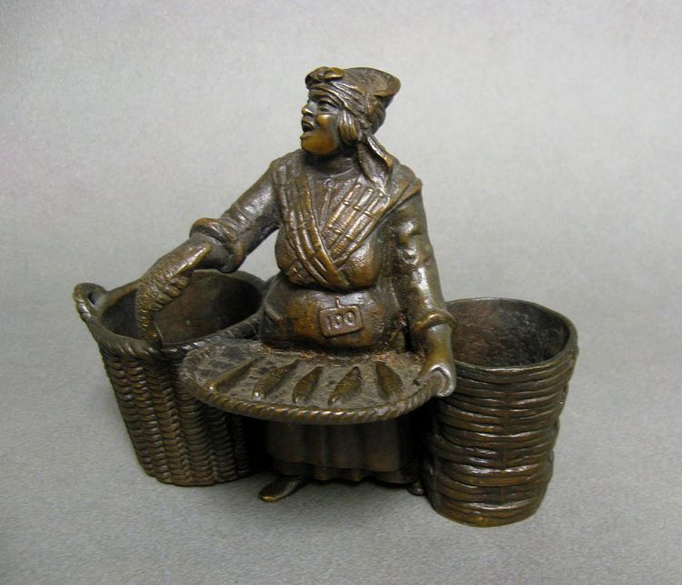 Pyrogène En Bronze XIXe. La Marchande De Poissons.