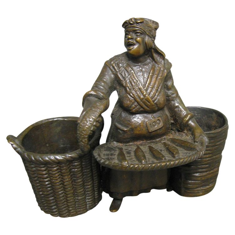 Pyrogène En Bronze XIXe. La Marchande De Poissons.