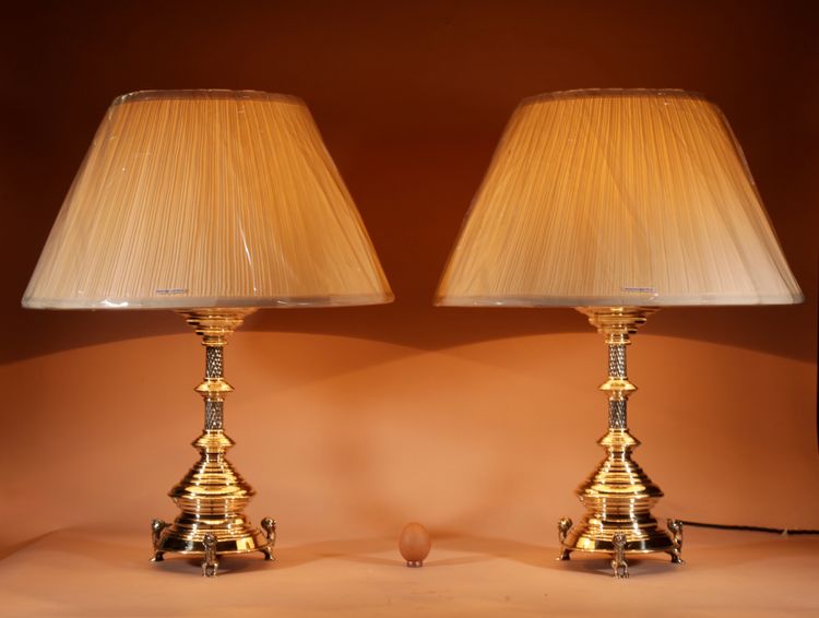 Intéressante et impressionnante paire de lampes de table en laiton signées, de style néogothique. Ho