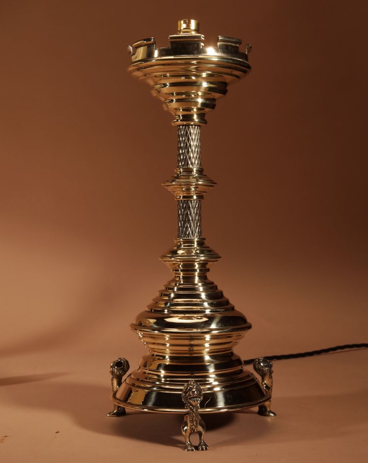 Intéressante et impressionnante paire de lampes de table en laiton signées, de style néogothique. Ho