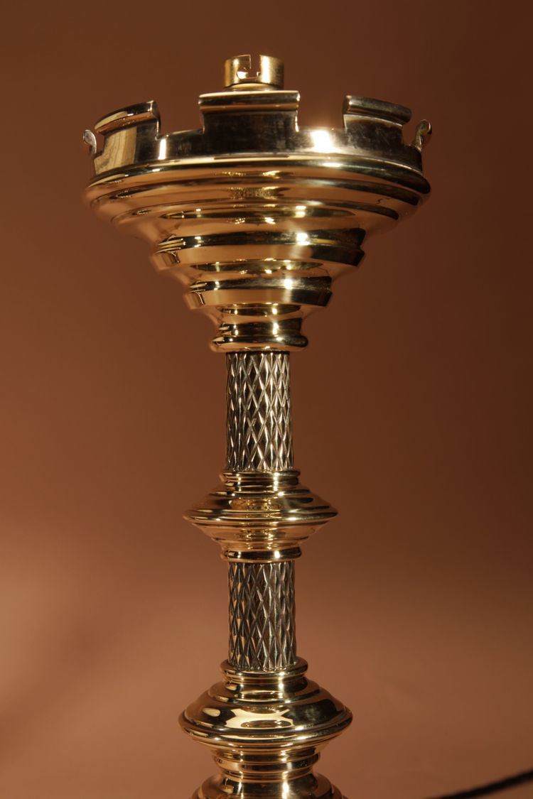 Intéressante et impressionnante paire de lampes de table en laiton signées, de style néogothique. Ho