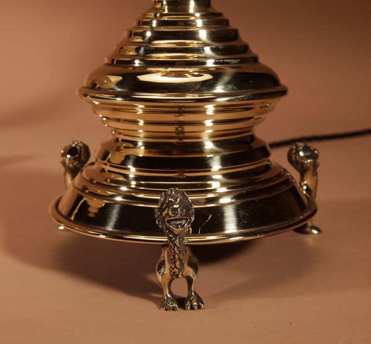 Intéressante et impressionnante paire de lampes de table en laiton signées, de style néogothique. Ho