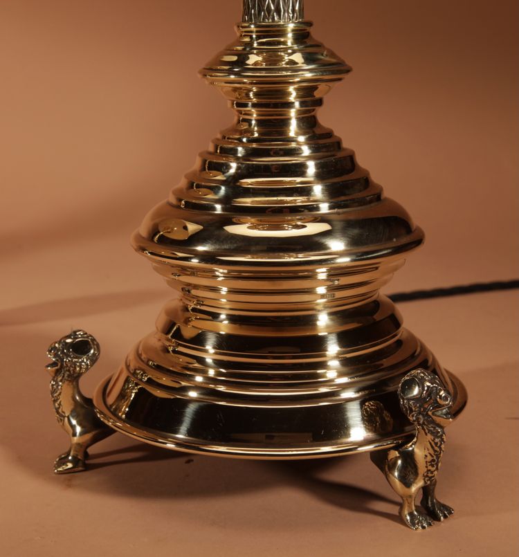 Intéressante et impressionnante paire de lampes de table en laiton signées, de style néogothique. Ho