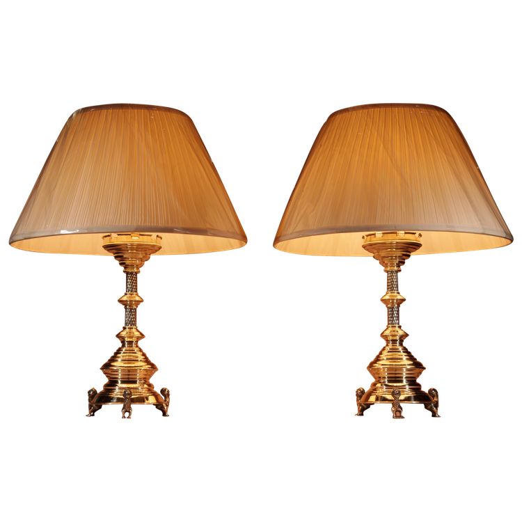 Intéressante et impressionnante paire de lampes de table en laiton signées, de style néogothique. Ho