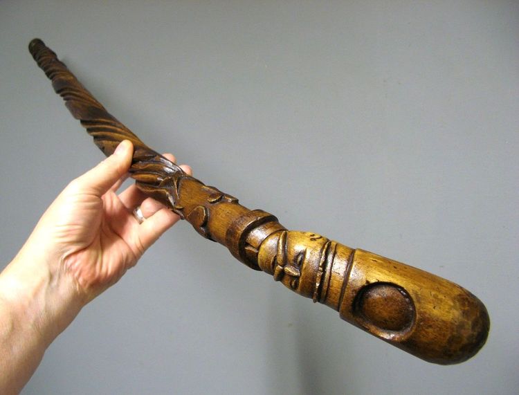 Canne d'Art Populaire En Bois Sculpté.