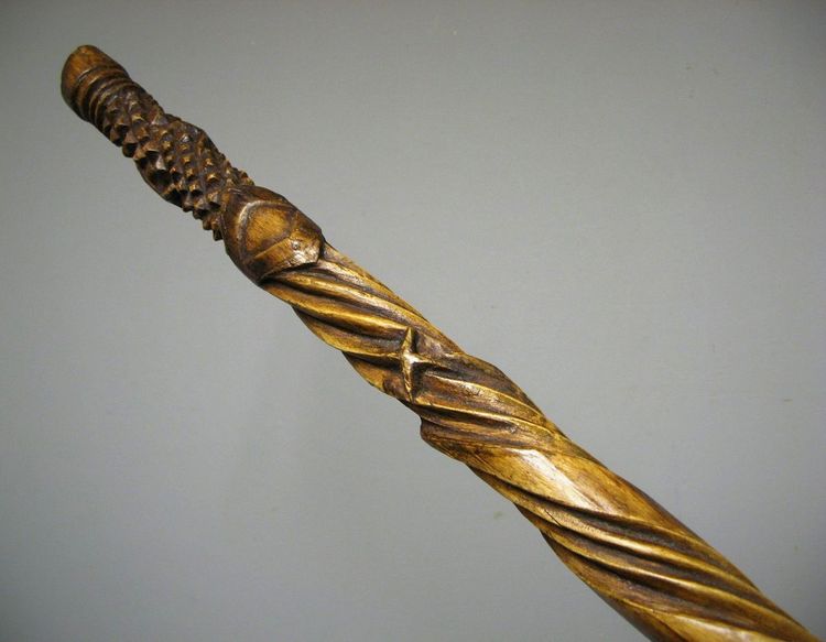 Canne d'Art Populaire En Bois Sculpté.