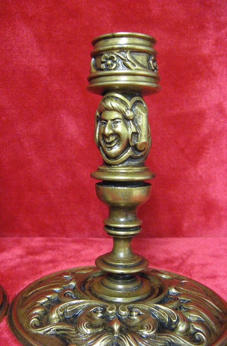 Pair De Bougeoirs En Bronze à Mascaron Et Fleur De Lys. Neo Gothic 19th century.