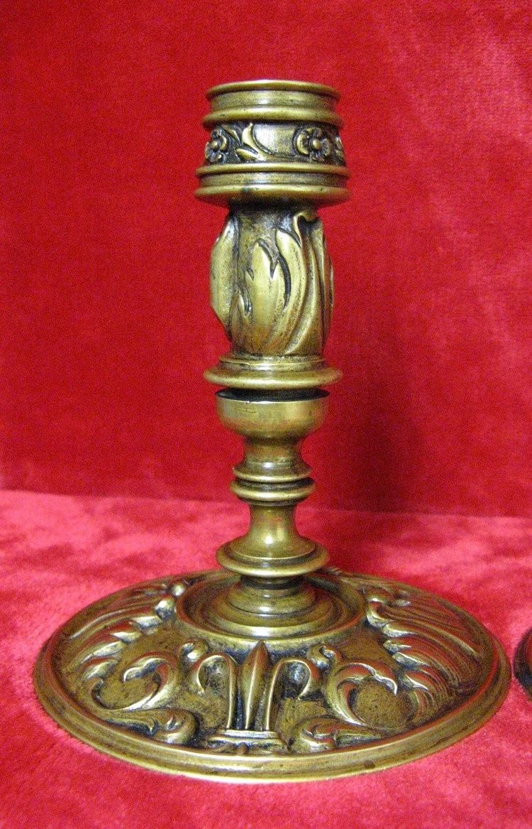 Pair De Bougeoirs En Bronze à Mascaron Et Fleur De Lys. Neo Gothic 19th century.