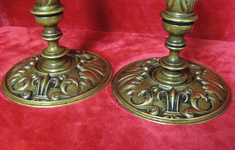 Pair De Bougeoirs En Bronze à Mascaron Et Fleur De Lys. Neo Gothic 19th century.
