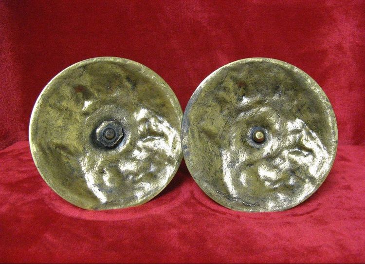 Pair De Bougeoirs En Bronze à Mascaron Et Fleur De Lys. Neo Gothic 19th century.