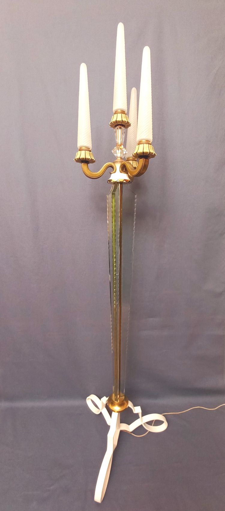 Important lampadaire en cristal de Sèvres et laiton XXe siècle