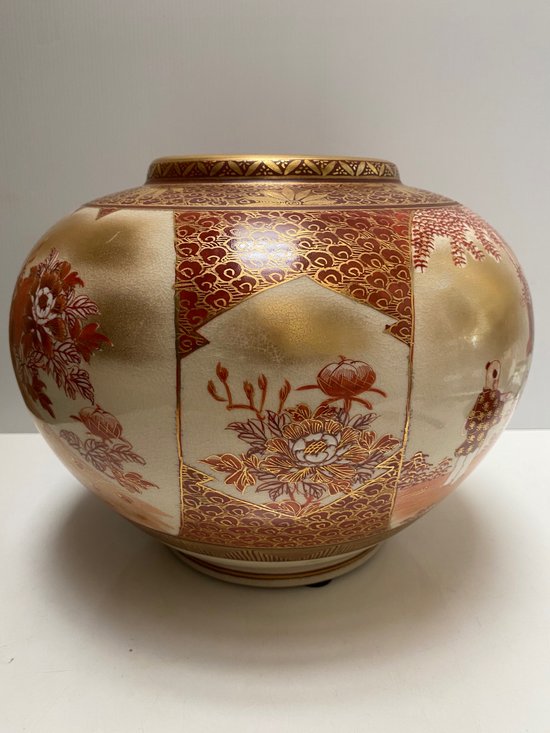 SATZUMA EARTHENWARE VASE FROM JAPAN