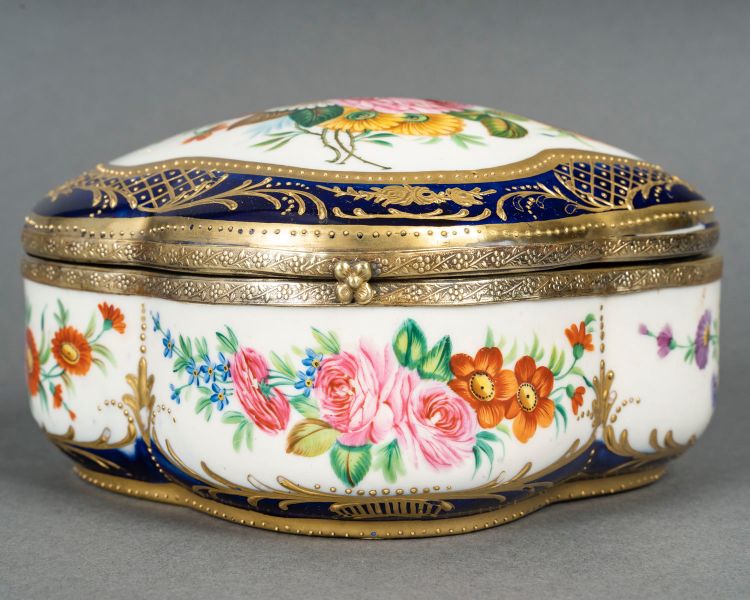 A porcelain jewelry box, late 19th century