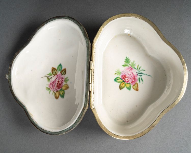 A porcelain jewelry box, late 19th century