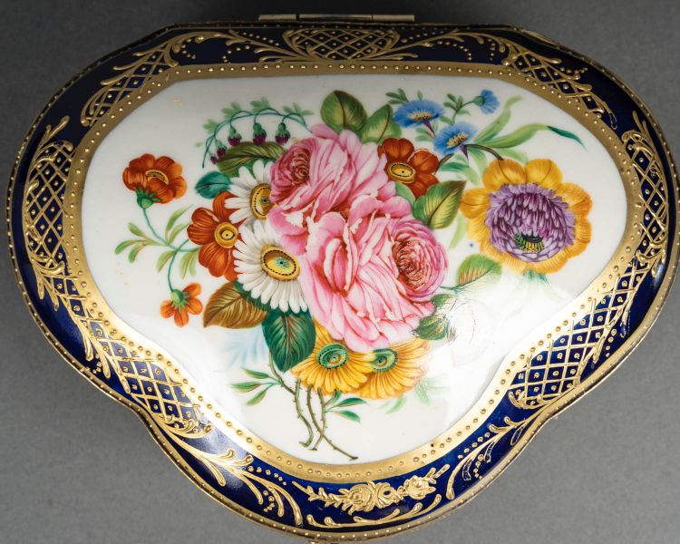 A porcelain jewelry box, late 19th century