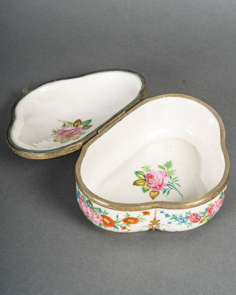 A porcelain jewelry box, late 19th century