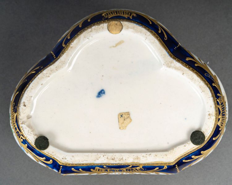 A porcelain jewelry box, late 19th century