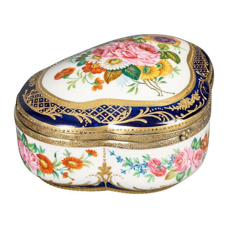 A porcelain jewelry box, late 19th century