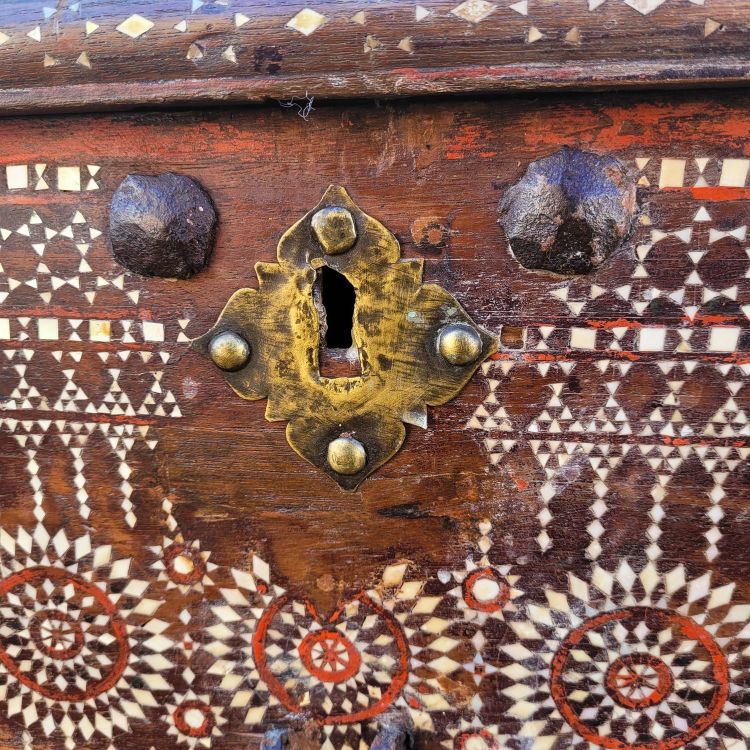 Cassapanca in legno con intarsi in madreperla, Siria, XIX secolo