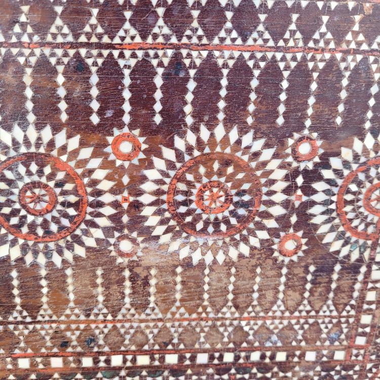 Cassapanca in legno con intarsi in madreperla, Siria, XIX secolo