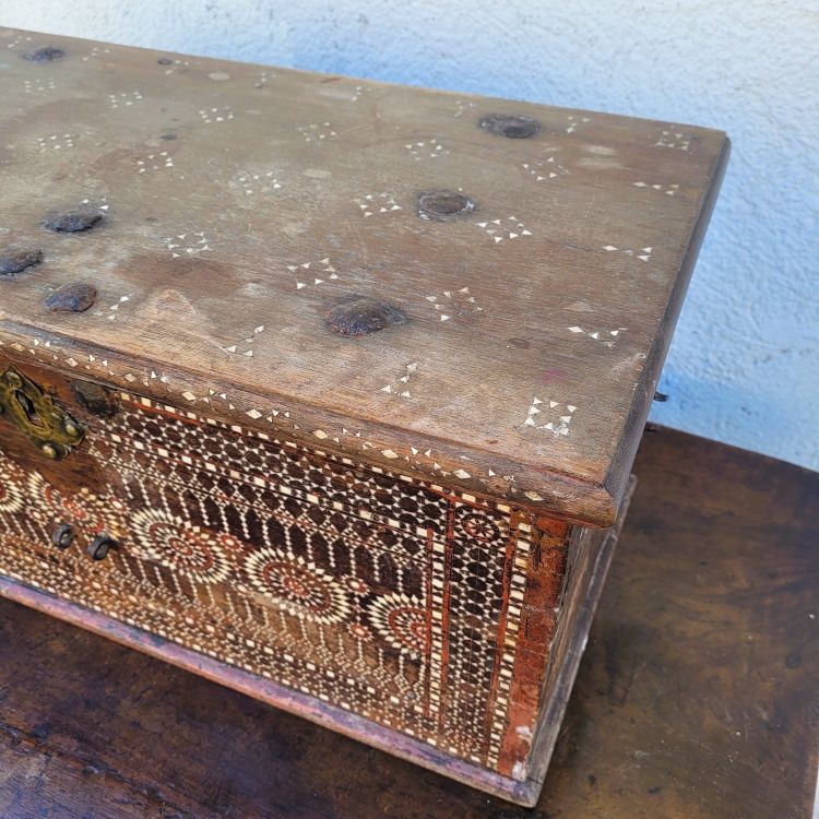 Cassapanca in legno con intarsi in madreperla, Siria, XIX secolo