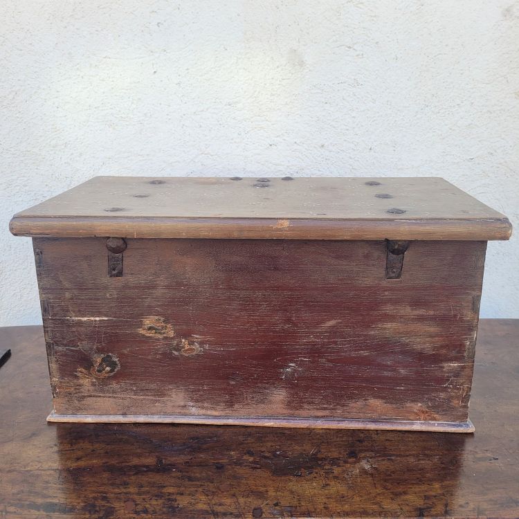 Cassapanca in legno con intarsi in madreperla, Siria, XIX secolo