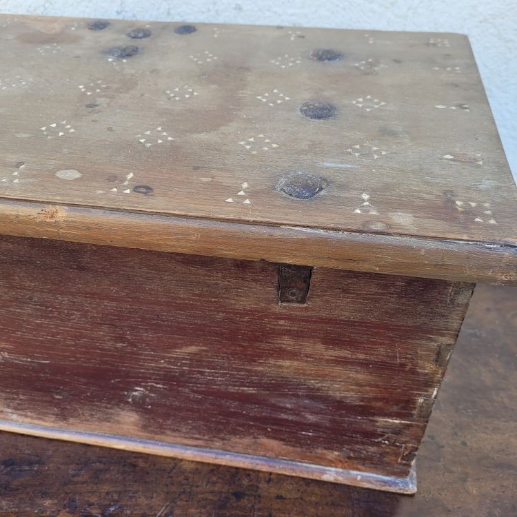 Cassapanca in legno con intarsi in madreperla, Siria, XIX secolo