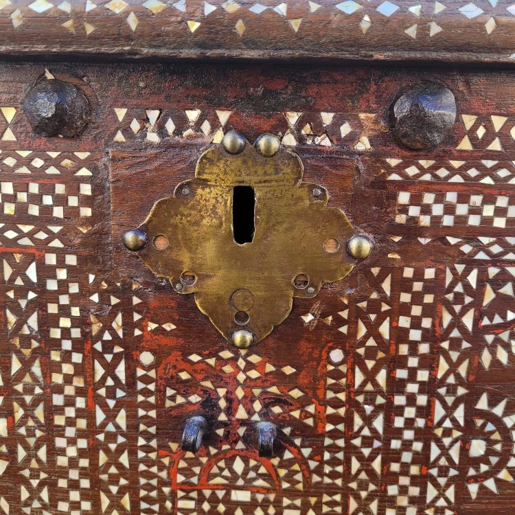 Cassapanca in legno con intarsi in madreperla, Siria, XIX secolo