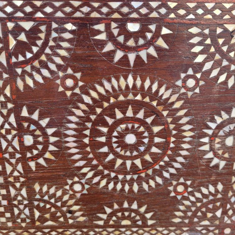 Cassapanca in legno con intarsi in madreperla, Siria, XIX secolo