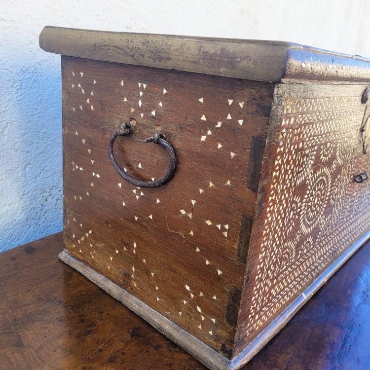 Cassapanca in legno con intarsi in madreperla, Siria, XIX secolo