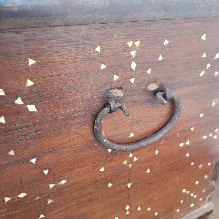 Cassapanca in legno con intarsi in madreperla, Siria, XIX secolo