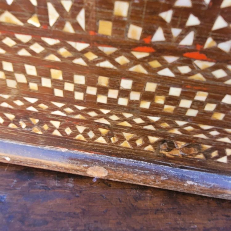 Cassapanca in legno con intarsi in madreperla, Siria, XIX secolo