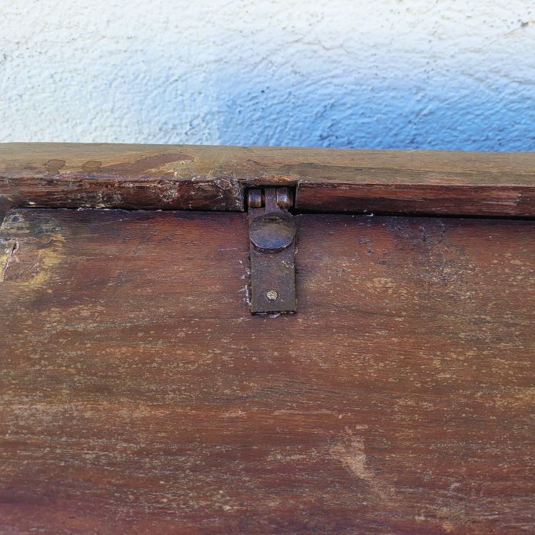 Cassapanca in legno con intarsi in madreperla, Siria, XIX secolo
