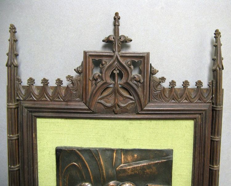 Bassorilievo neogotico in bronzo di un convento.