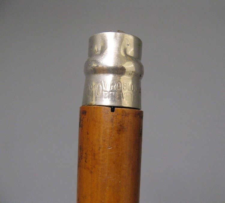 Canne à Système Avec Couteau Dépliant. Opinel.