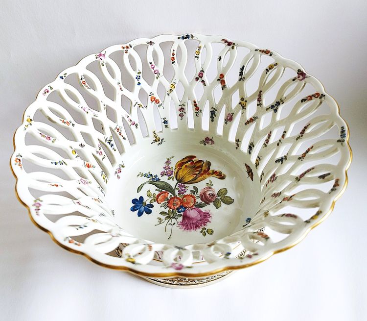 Tazza traforata in porcellana di Dresda Germania XIX secolo